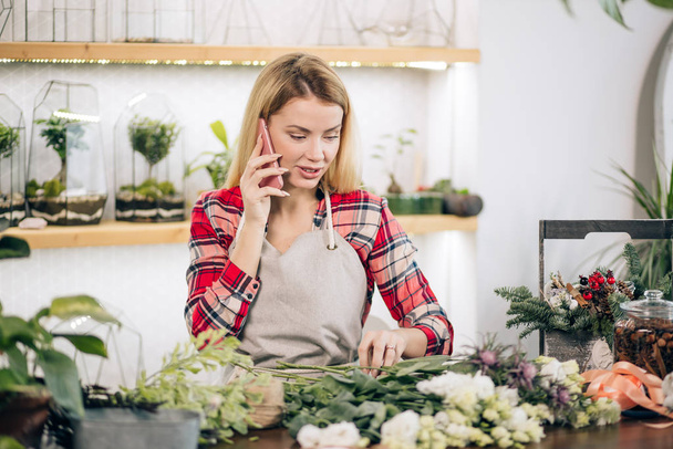 attractive woman florist with smartphone - Fotografie, Obrázek