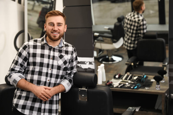 Young business owner in his barber shop - Foto, afbeelding