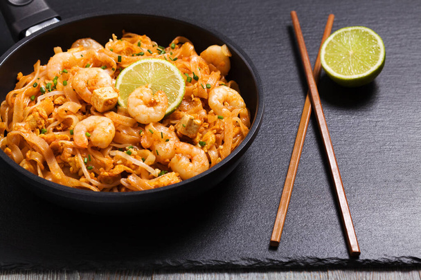 Pad Thai. Thailand's national dishes, stir-fried rice noodles  - Foto, afbeelding