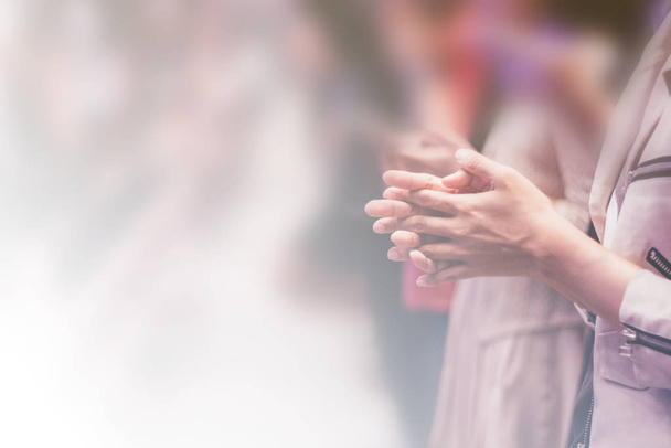 Сосредоточение христианского поклонения с поднятой рукой, музыкальный концерт - Фото, изображение