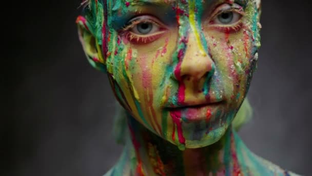 Nuori nainen peitetty värikäs maali
 - Materiaali, video