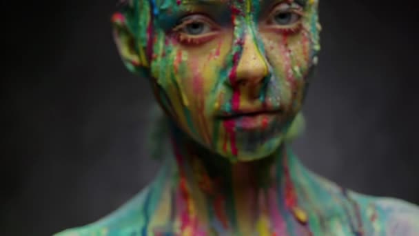 Színes festékkel borított fiatal nő - Felvétel, videó