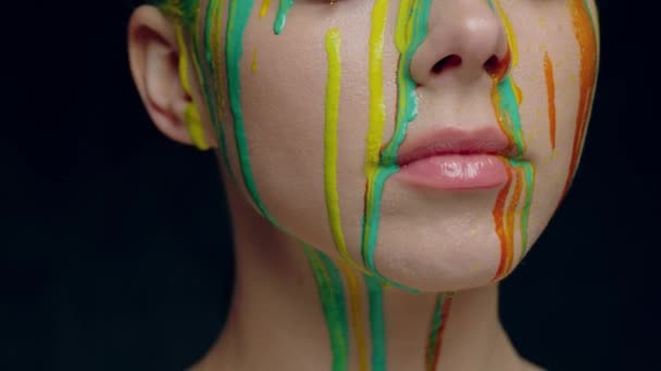 Színes festékkel borított fiatal nő - Felvétel, videó