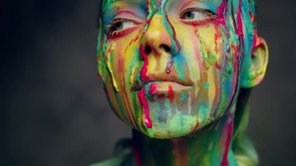 Jeune femme couverte d'une peinture colorée
 - Séquence, vidéo
