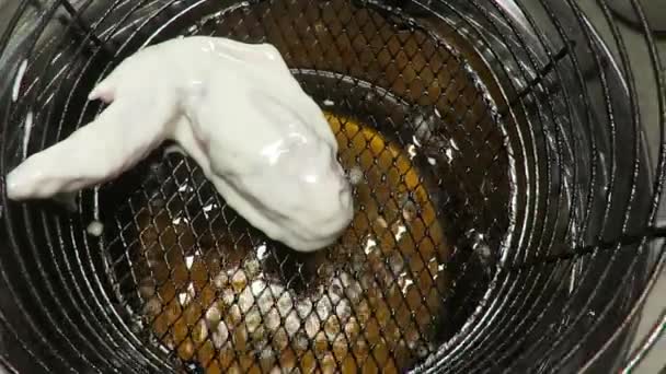 Mély csirkeszárnyak sütése olajsütővel  - Felvétel, videó