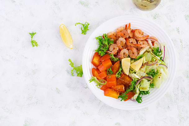 Fruit salad with fried prawns / shrimps, persimmon, red onion and lettuce in white bowls. Appetizers, snack, brunch. Healthy food. Top view, overhead, copy space - Zdjęcie, obraz
