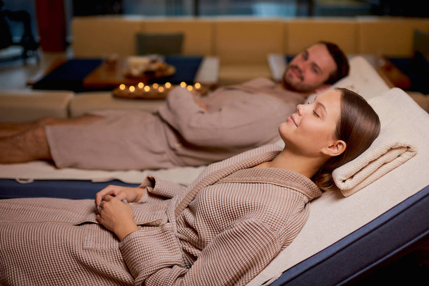 happy caucasian young couple relaxing together at day spa - Foto, imagen