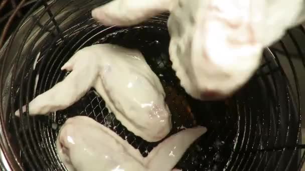 Hluboké smažení kuřecích křídel pomocí fritézy  - Záběry, video