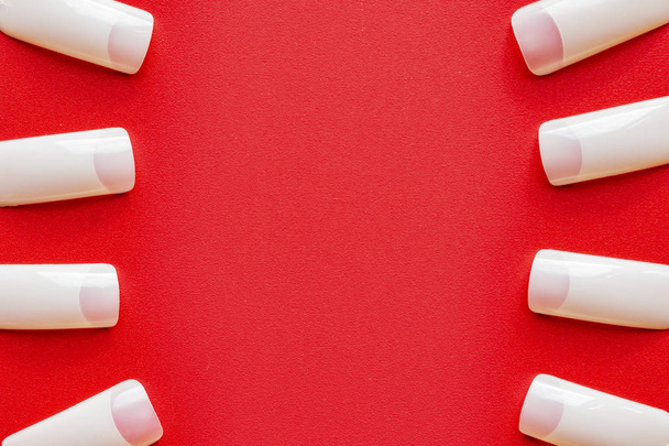 Image of fingernail pads on red background - Foto, Bild