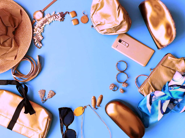 ジュエリーゴールドファッションスカーフハンドバッグ袋サングラスメガネケース化粧品ケース夏リングイヤリングブレスレット帽子金上の青ピンクブラックサングラスファッション女性アクセサリー衣装サンゴ販売広告バナーポスターセット - 写真・画像