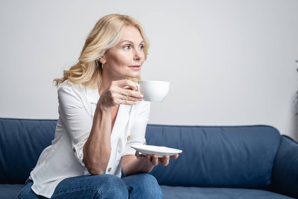 Female holding a cup and a saucer - Foto, Bild