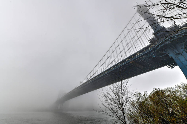 Manhattan Bridge we mgle - Zdjęcie, obraz