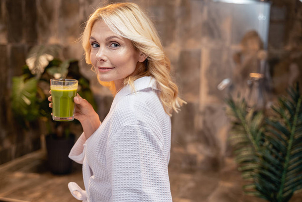 Female with a glass of vegetable beverage - Foto, Bild