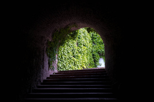 Παλιές πέτρινες σκάλες για έξοδο υπόγειου περάσματος στο Φρούριο Πετροβαραντίν στο Νόβι Σαντ της Σερβίας - Φωτογραφία, εικόνα