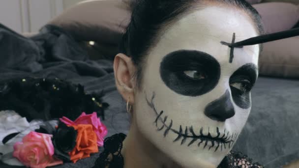 Mujer aplicar maquillaje Día de los Muertos para la fiesta de Halloween
 - Imágenes, Vídeo