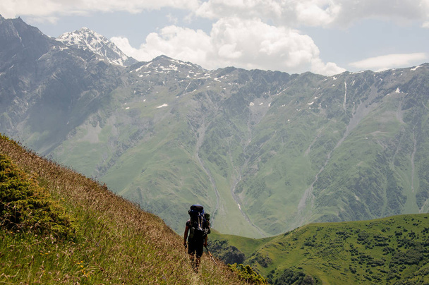 Przygotowany turysta spaceru w wysokich górach - Zdjęcie, obraz