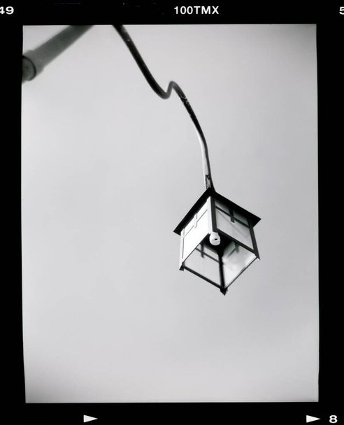 Легкий столб, снятый на 100 ASA T Max черно-белый фильм через
 - Фото, изображение