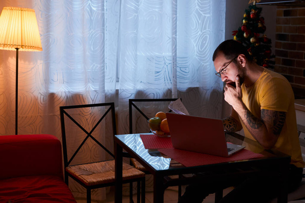 tired man work at home with laptop - Zdjęcie, obraz