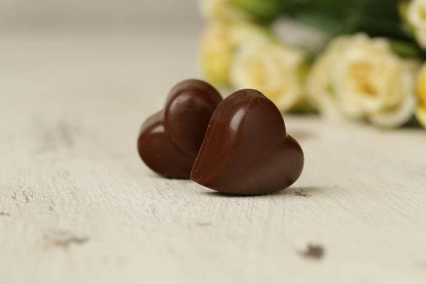 σοκολάτα πραλίνα καρδιές καραμέλα για την ημέρα του Αγίου Βαλεντίνου - Φωτογραφία, εικόνα