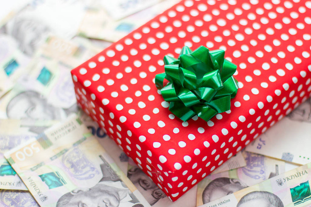 Fiyonklu hediye kutusu kağıt paranın üzerinde, Ukrayna Hrivnia - Fotoğraf, Görsel