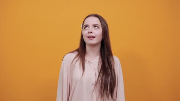 attrayant caucasien jeune femme regardant caméra, écarte les mains
 - Séquence, vidéo