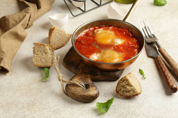 смажені яйця в томатному соусі шейшука
 - Фото, зображення