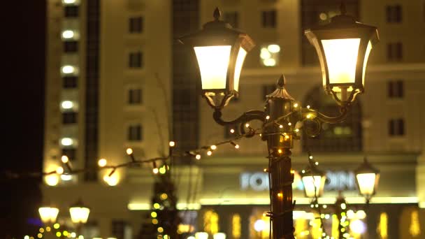романтична вулична лампа на зимову ніч
. - Кадри, відео