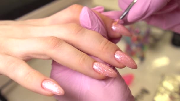 Manicura de manos femeninas Vista de cerca. Envejecido dama mano en manicura rosa procedimiento - Metraje, vídeo