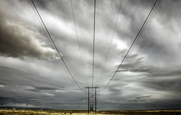 Wysokie linie energetyczne obsługiwane przez wysokie pustynne równiny - Zdjęcie, obraz