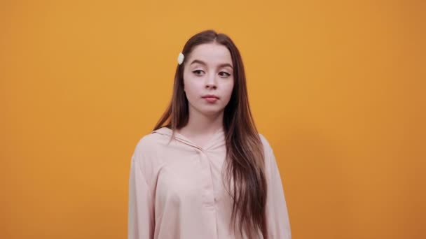 Fatigué jeune femme caucasienne garder les mains sur les joues, malheureux
 - Séquence, vidéo