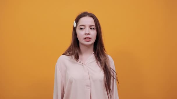 Przestraszona biała młoda kobieta trzymająca ręce na policzkach, zdezorientowana, nieszczęśliwa - Materiał filmowy, wideo