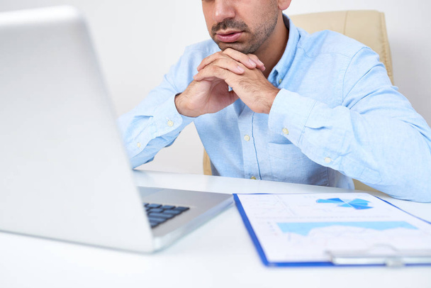 Обрізане зображення стомленого бізнесмена, який читає статтю або електронну пошту на екрані ноутбука
 - Фото, зображення