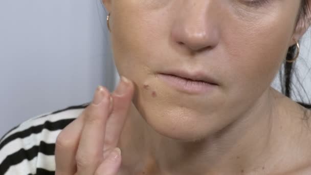 Женщина наносит крем основания на acne.Skin концепции ухода за кожей
 - Кадры, видео