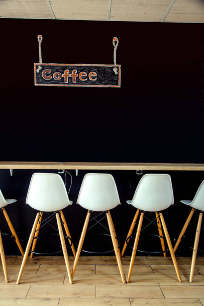 Café interior e placa de café
 - Foto, Imagem