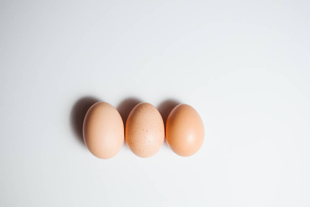 Свежие пасхальные яйца на белом фоне. счастливая Пасха
 - Фото, изображение