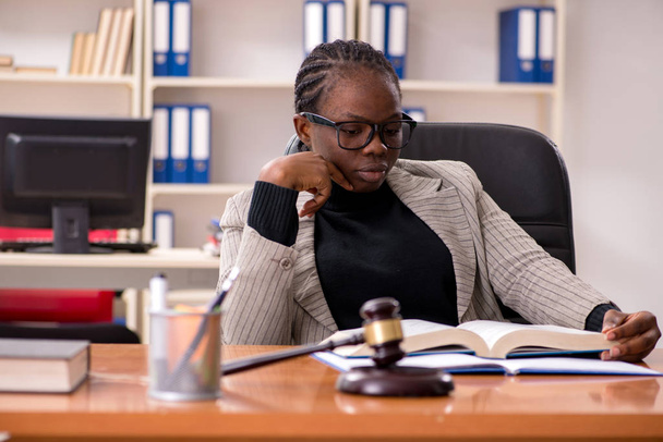 Fekete női ügyvéd courthouse - Fotó, kép