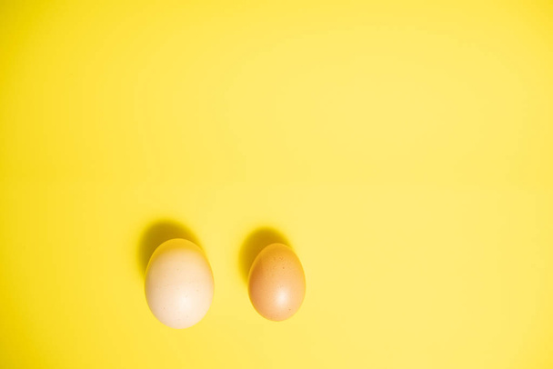 Sarı Arkaplanda Taze Paskalya Yumurtaları. Mutlu Paskalyalar - Fotoğraf, Görsel