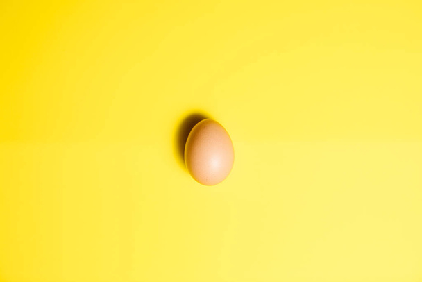 Œuf de Pâques frais sur fond jaune. Joyeuses Pâques
 - Photo, image