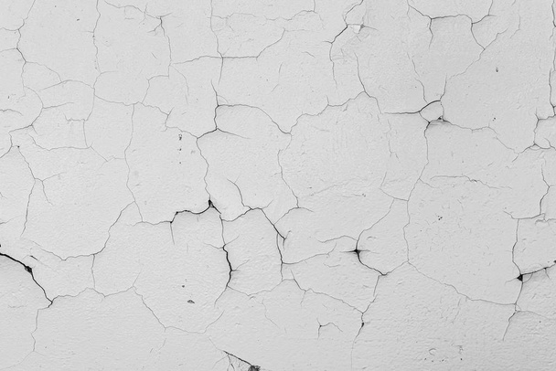 Cracked flaking white paint on the wall, background texture - Valokuva, kuva