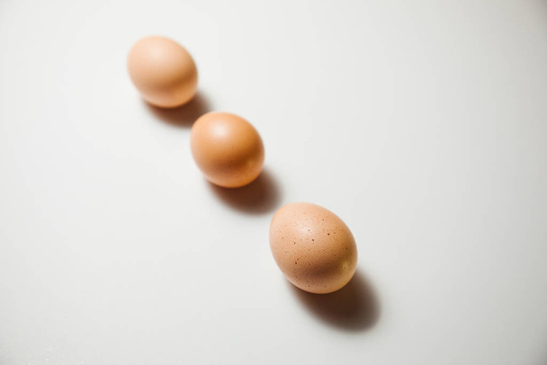 Beyaz arka planda taze Paskalya yumurtaları. Mutlu Paskalyalar - Fotoğraf, Görsel