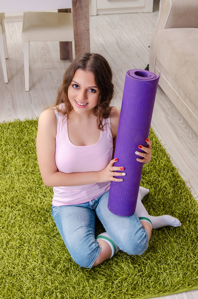 Молодая красивая женщина делает упражнения дома
 - Фото, изображение