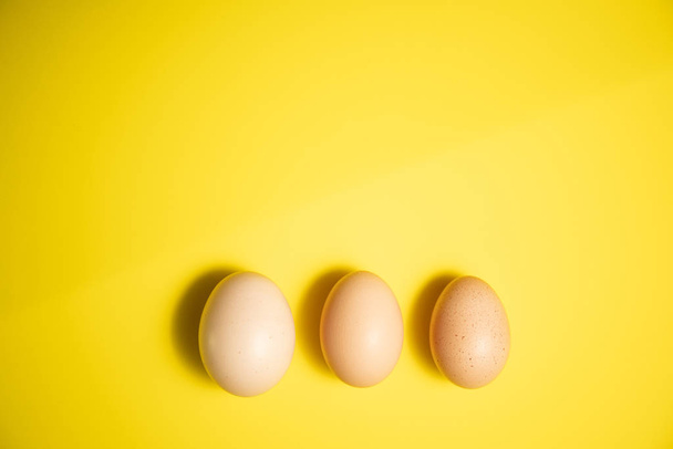 Uova di Pasqua fresche su sfondo giallo. Buona Pasqua
 - Foto, immagini