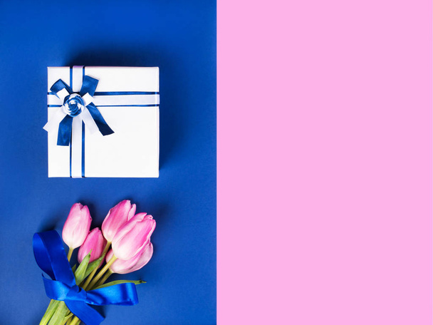 Lahjapakkaus ja tulppaanit vaaleanpunainen ja klassinen sininen
 - Valokuva, kuva