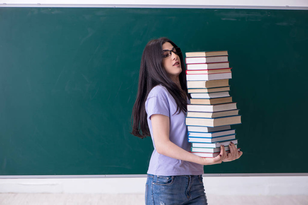 Jeune étudiante enseignante devant le green board - Photo, image