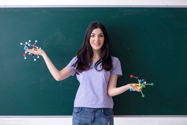 Jeune étudiante enseignante devant le green board - Photo, image
