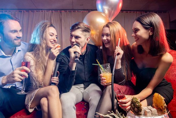 jóvenes y hermosas personas caucásicas en el bar de karaoke
 - Foto, imagen