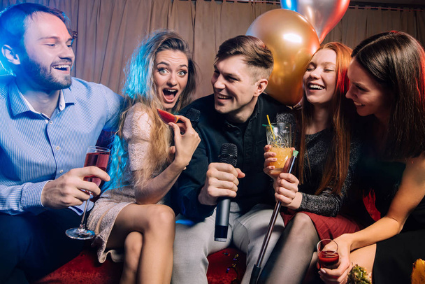 joyeux jeunes gens heureux font la fête dans le bar karaoké
 - Photo, image