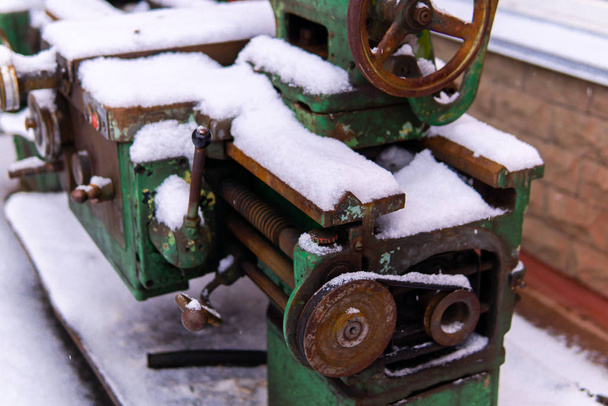 équipements obsolètes déclassés se tient dans la neige à l'extérieur
 - Photo, image