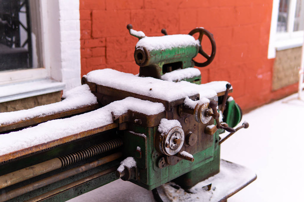 виведене застаріле обладнання стоїть на снігу зовні
 - Фото, зображення