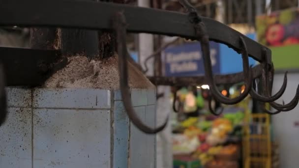 close-up shot van leeg vlees haken in een voedselmarkt - Video